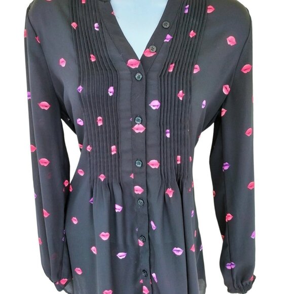 (408) Melissa McCarthy Seven7 Lips Print Pintuck Button Down Top Size Small - Picture 2 of 6